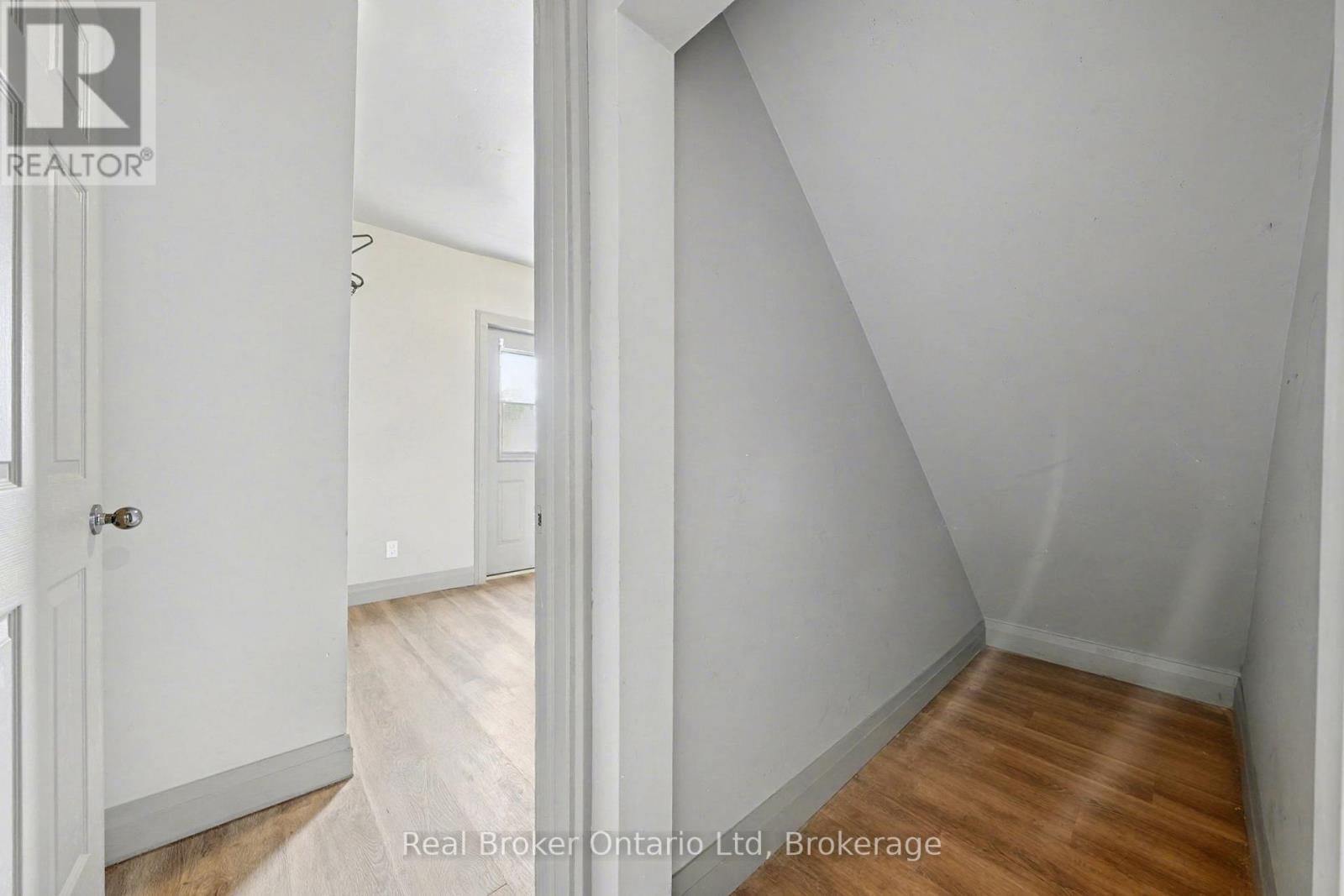 A - 7 ROBERT STREET WEST Image 17