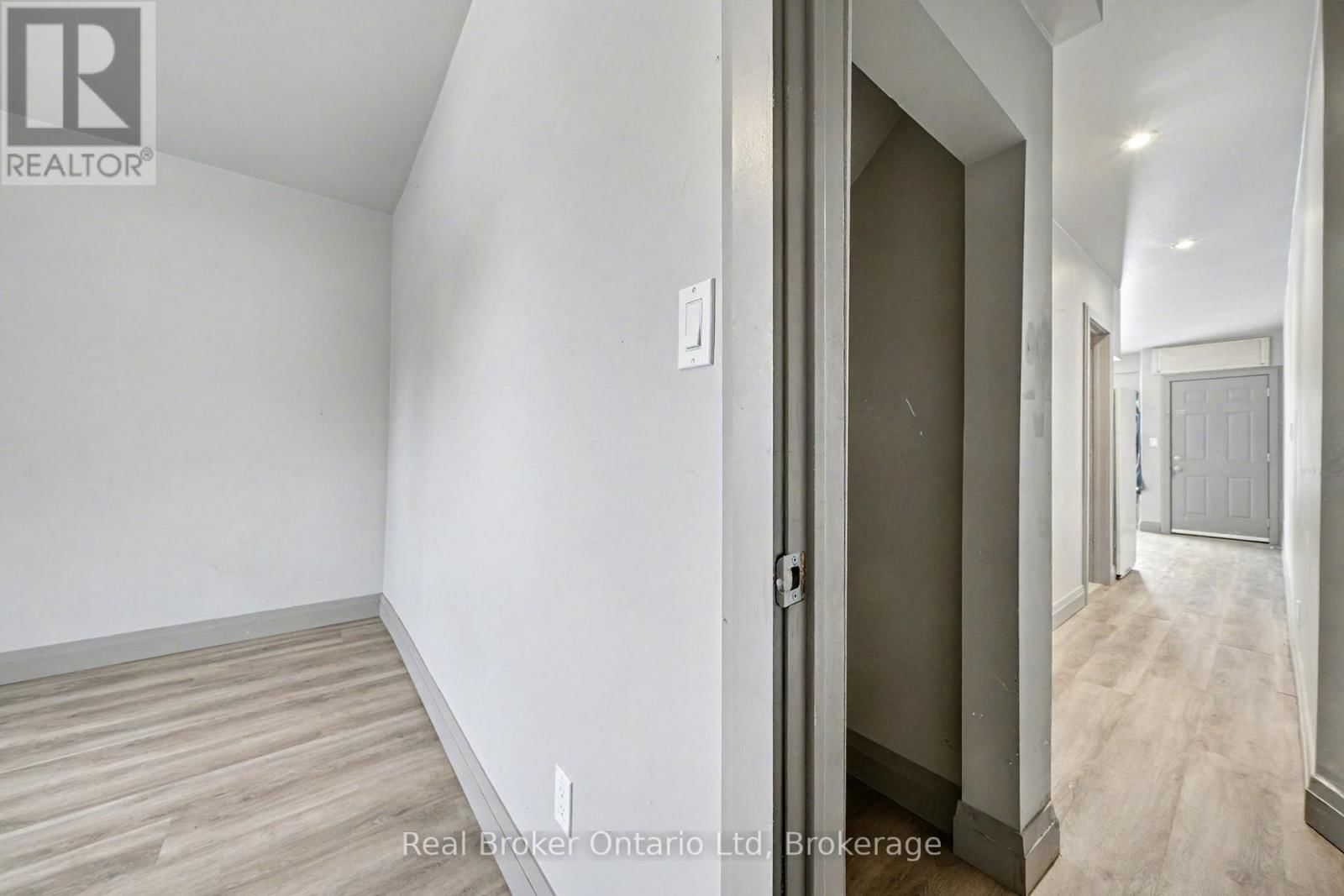 A - 7 ROBERT STREET WEST Image 18