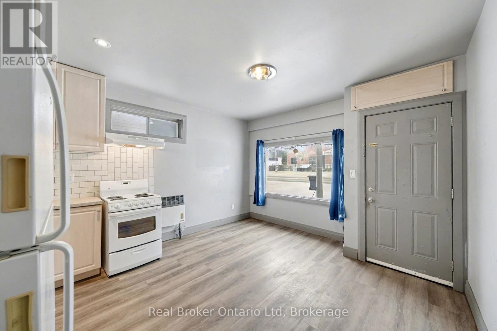 A - 7 ROBERT STREET WEST Image 7