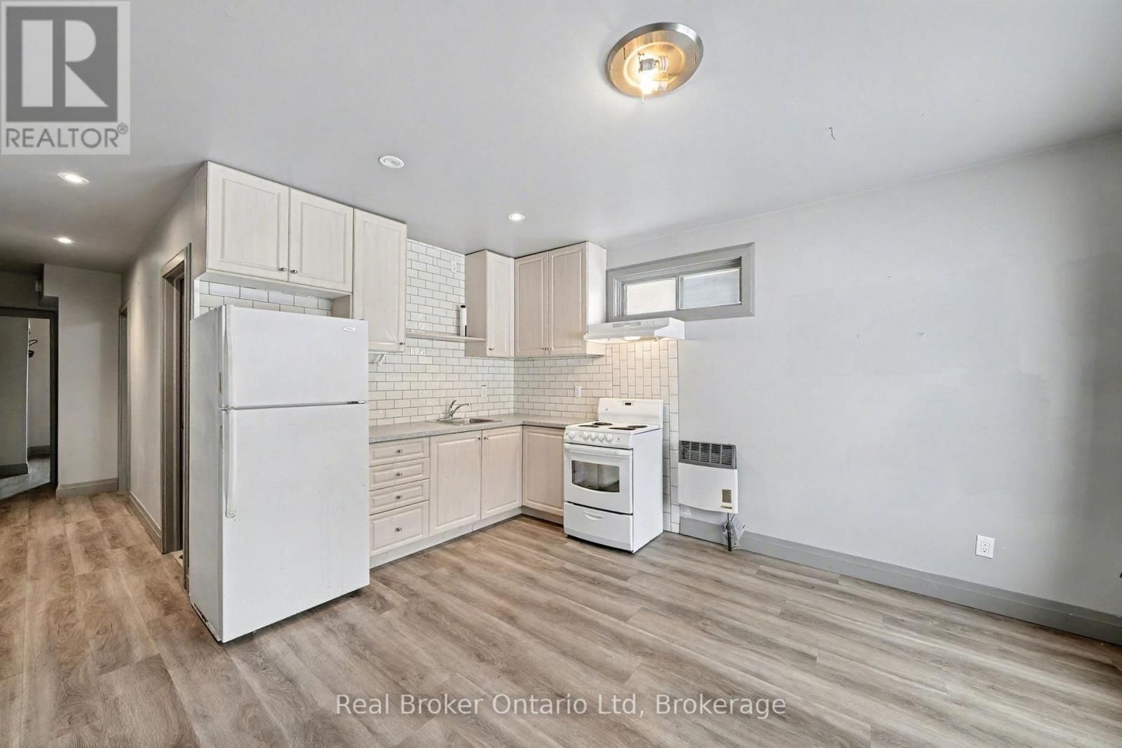 A - 7 ROBERT STREET WEST Image 8