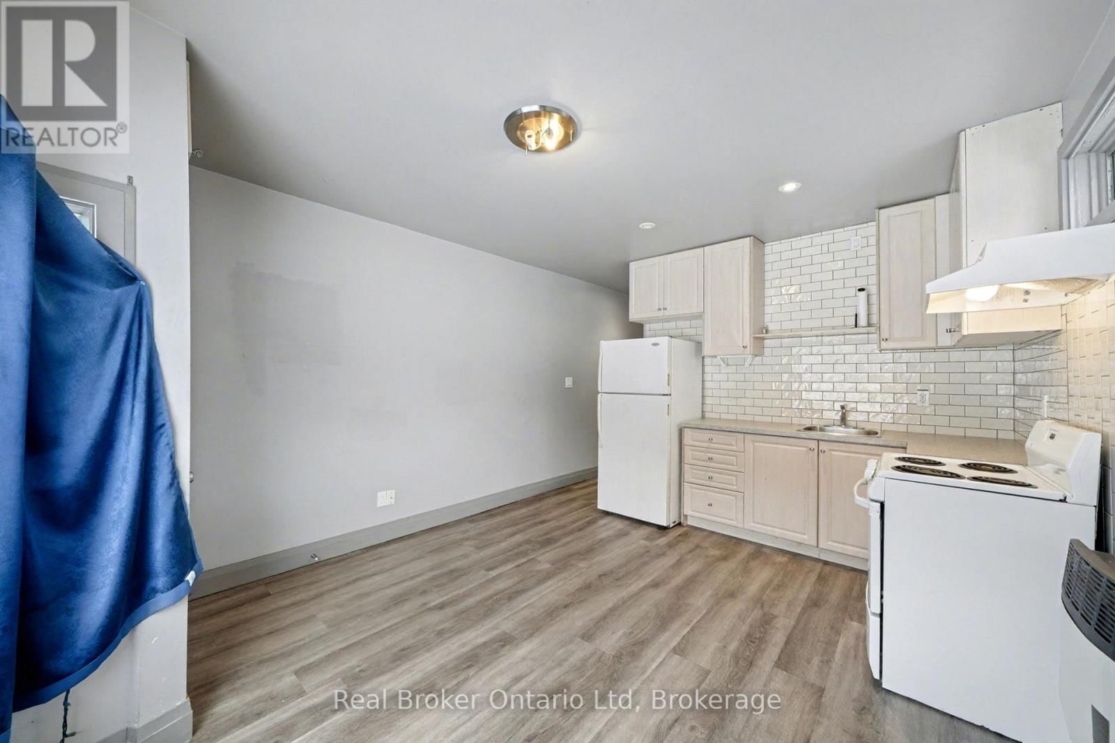 A - 7 ROBERT STREET WEST Image 9