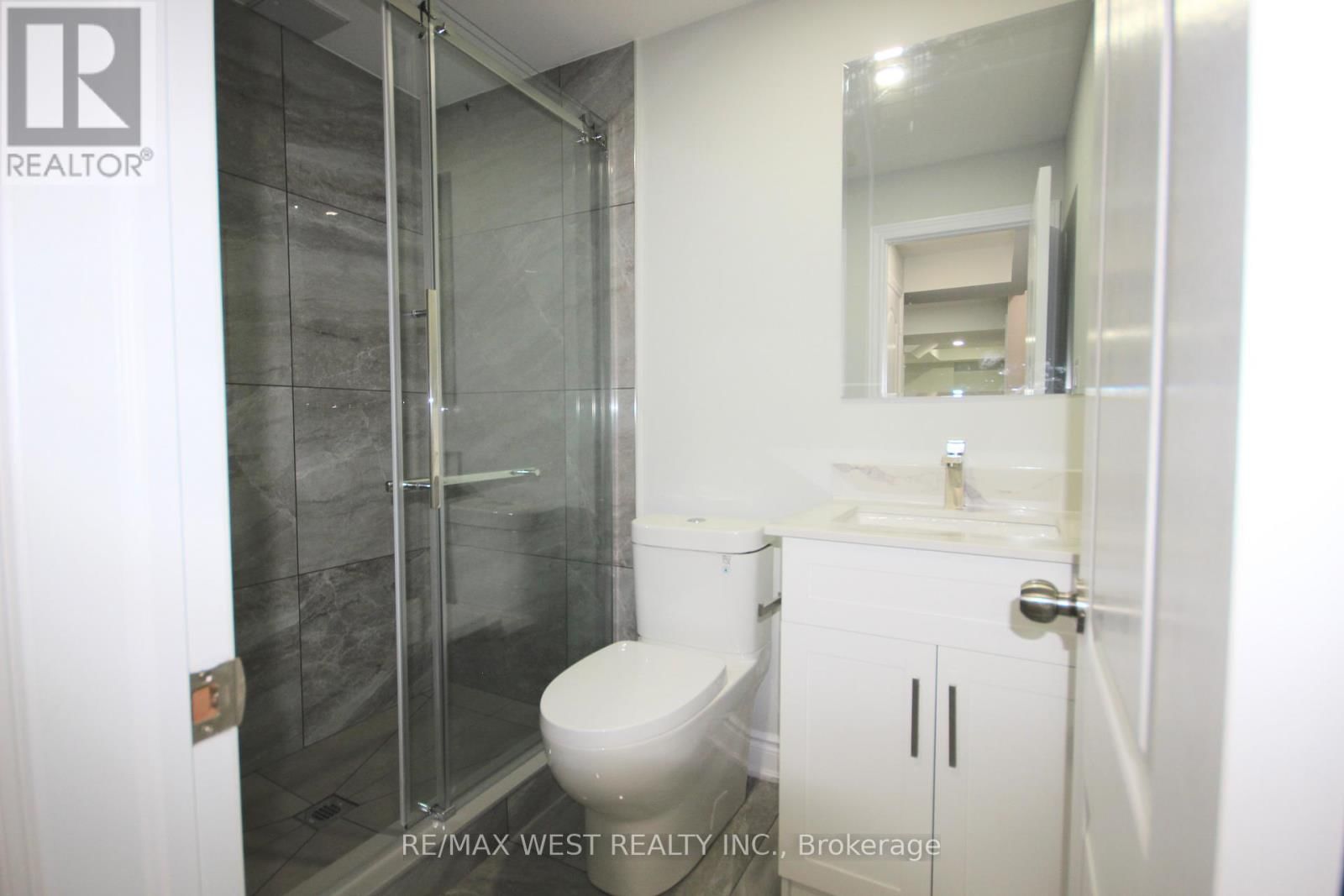 BSMT - 152 THE QUEENSWAY Image 18