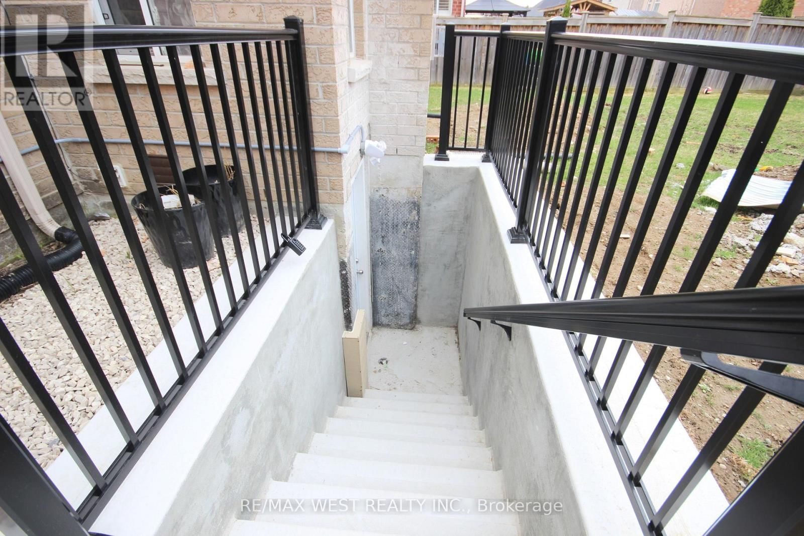 BSMT - 152 THE QUEENSWAY Image 2