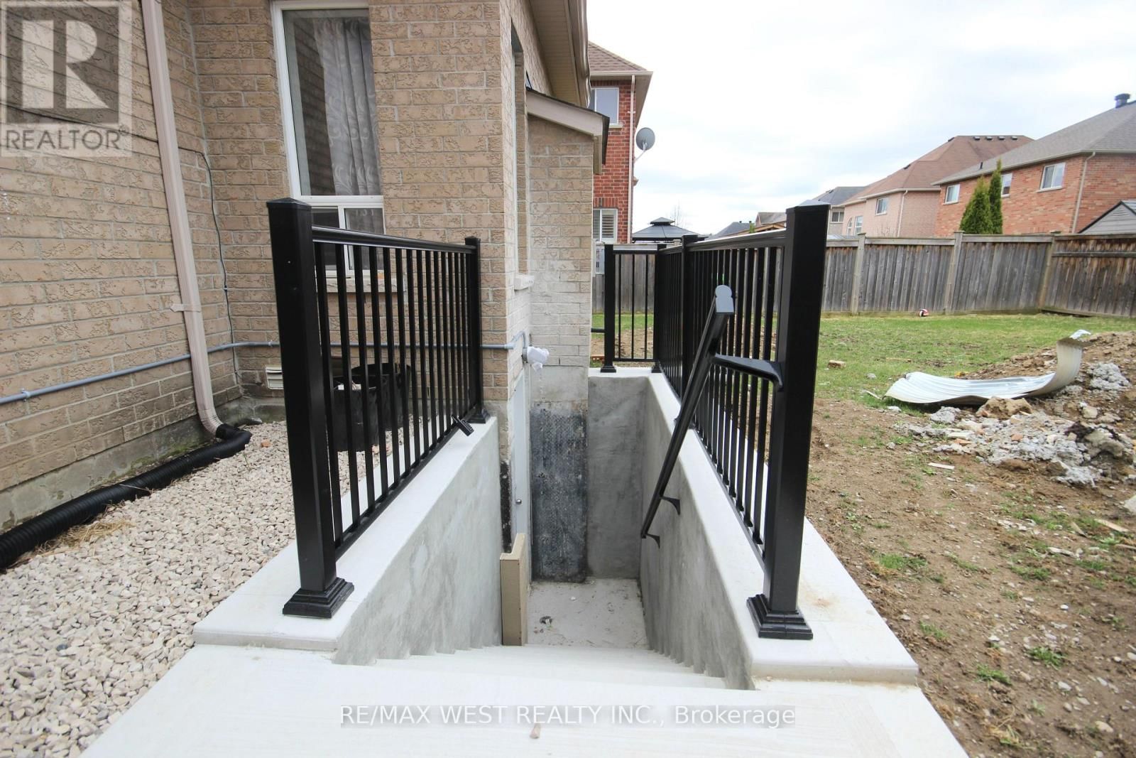 BSMT - 152 THE QUEENSWAY Image 3