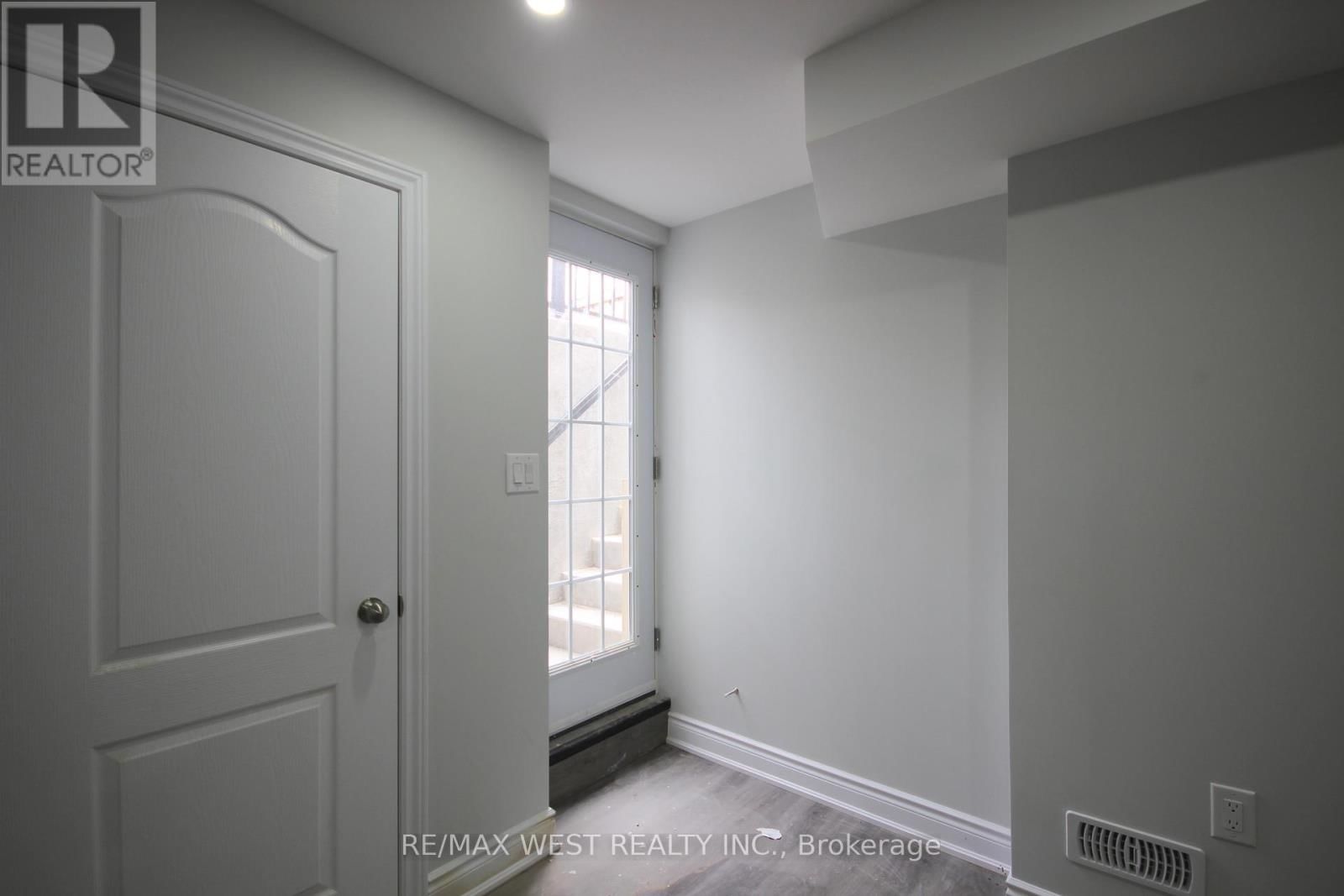 BSMT - 152 THE QUEENSWAY Image 7