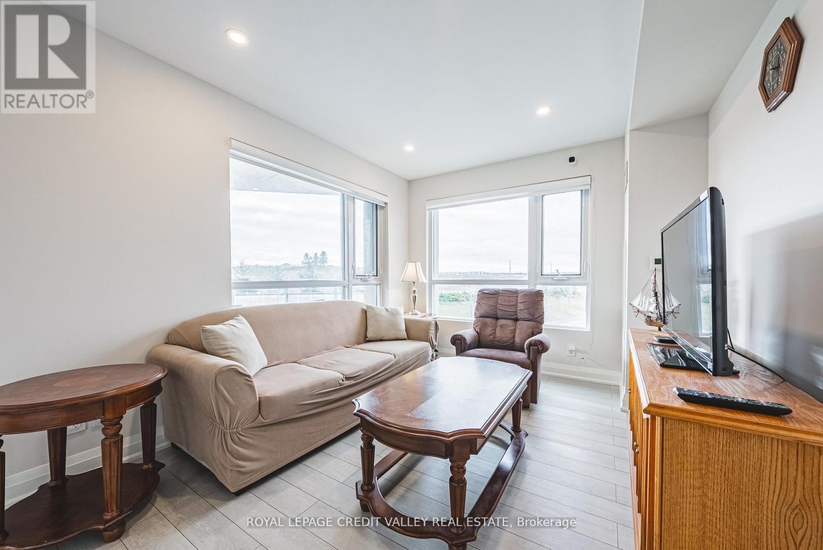 317 - 58 LAKESIDE TERRACE Image 15