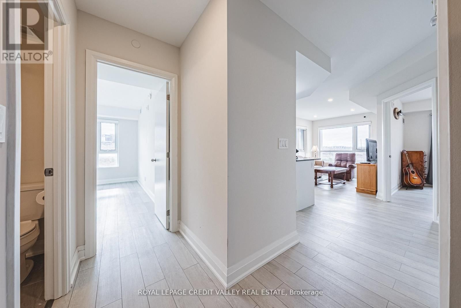 317 - 58 LAKESIDE TERRACE Image 8