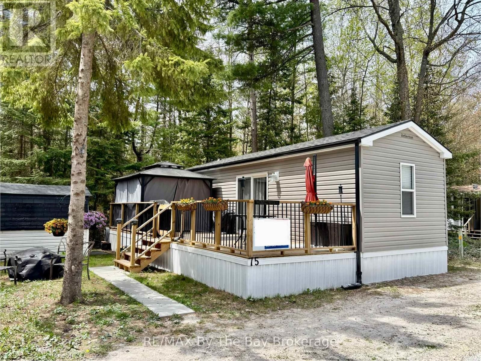 75 - 85 THEME PARK DRIVE Image 10