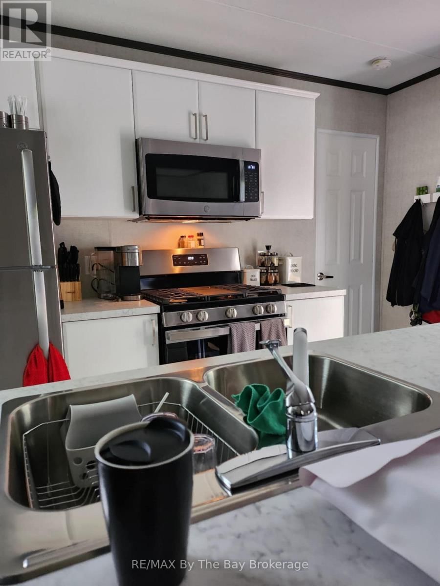 75 - 85 THEME PARK DRIVE Image 11