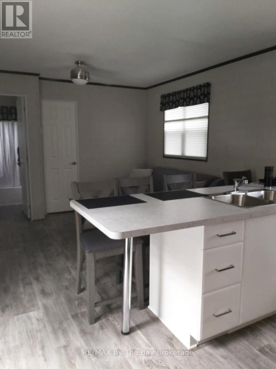 75 - 85 THEME PARK DRIVE Image 13