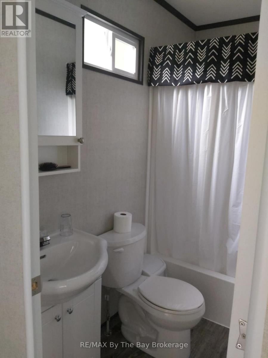 75 - 85 THEME PARK DRIVE Image 14