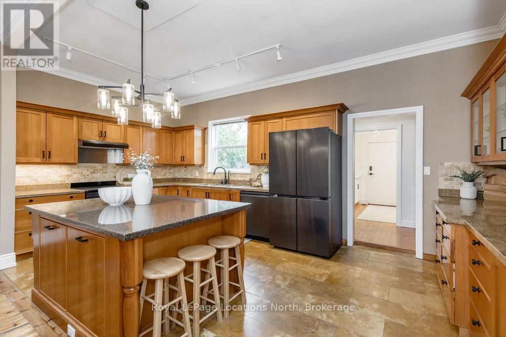 795853 GREY 19 ROAD Image 16