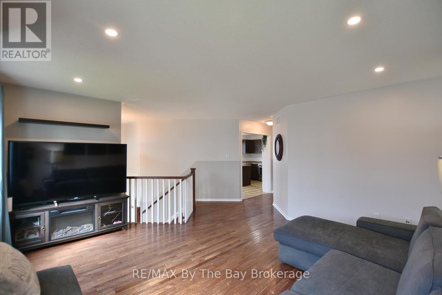 215 MONTREAL STREET Image 10