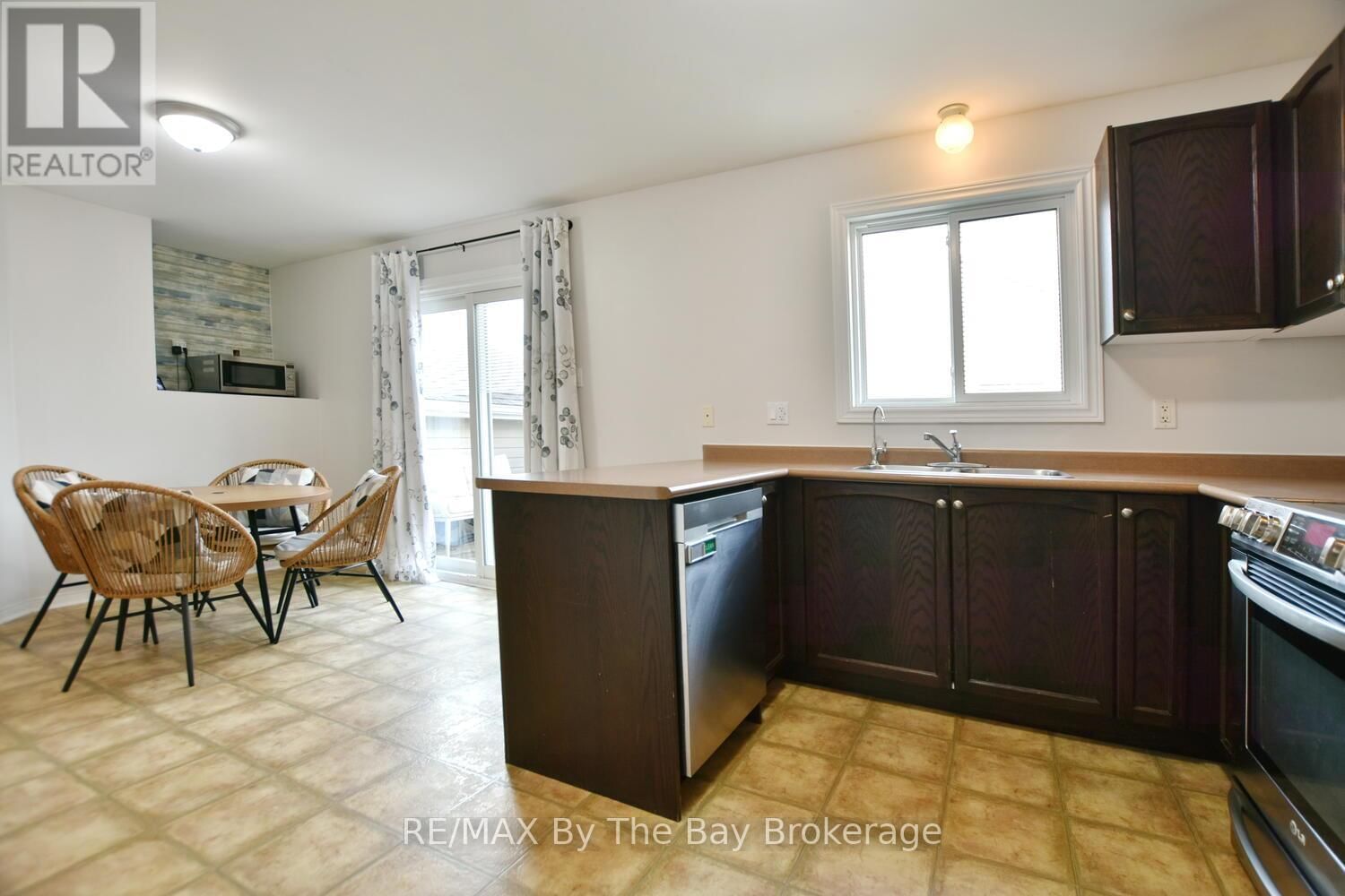 215 MONTREAL STREET Image 11