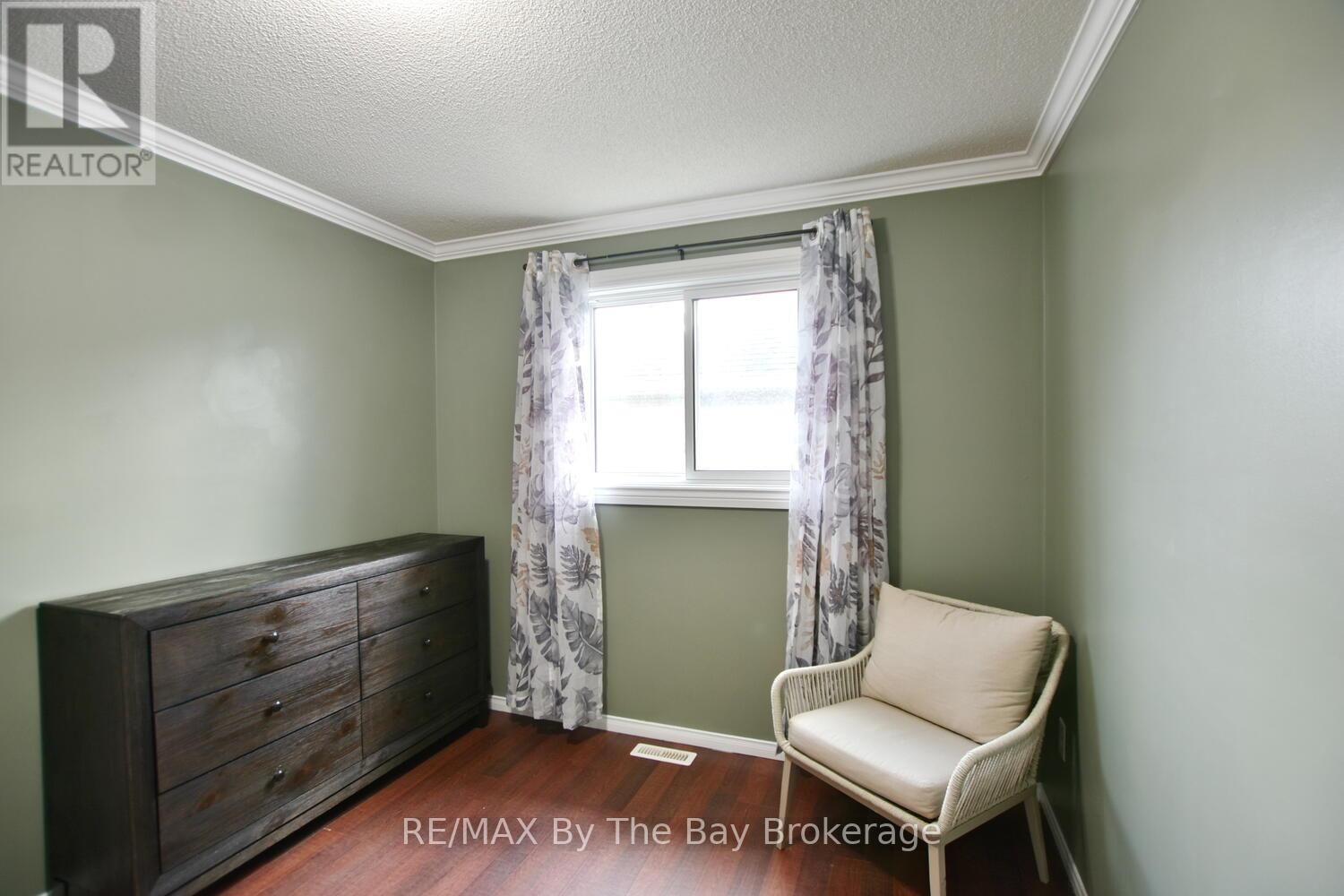 215 MONTREAL STREET Image 14