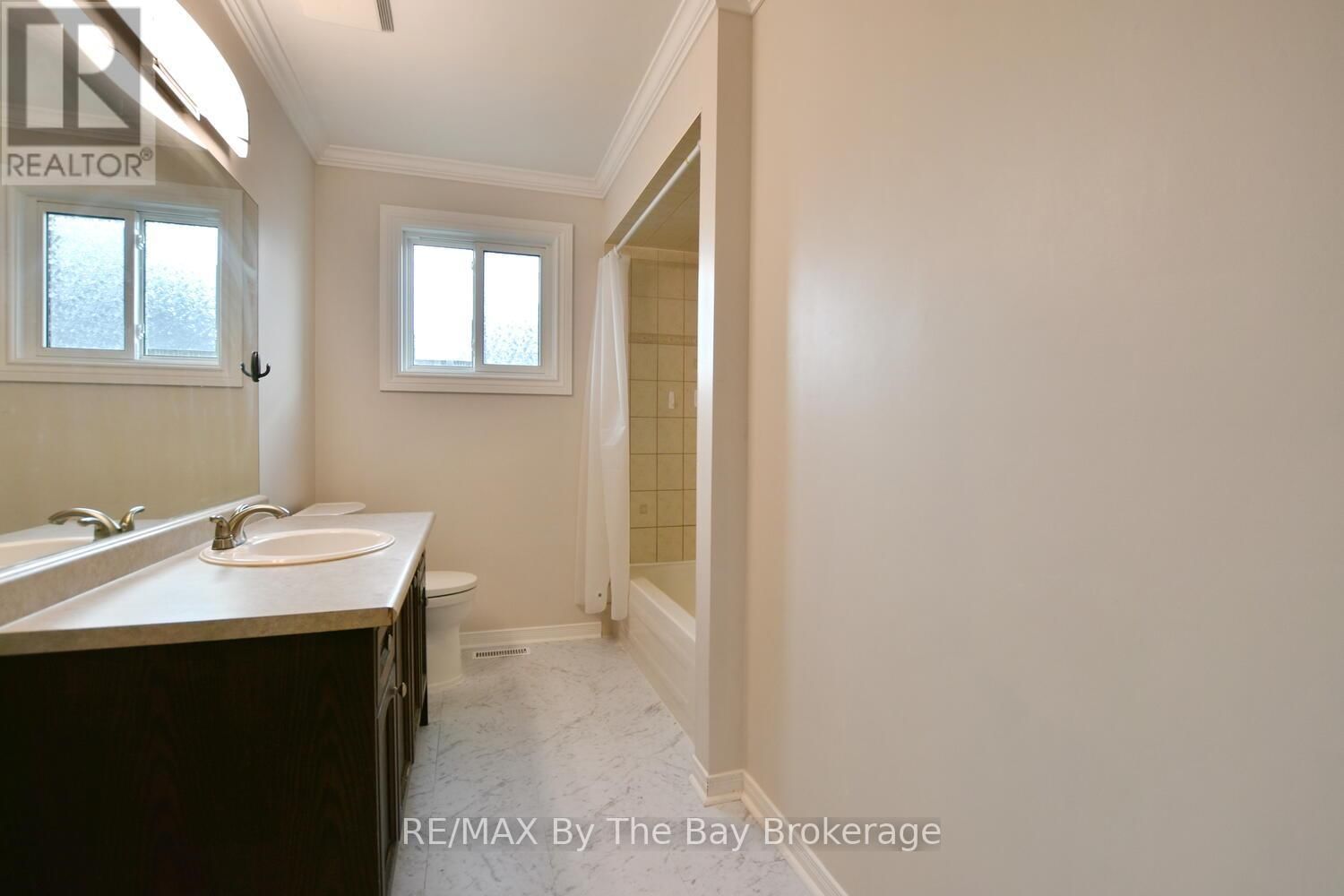 215 MONTREAL STREET Image 16