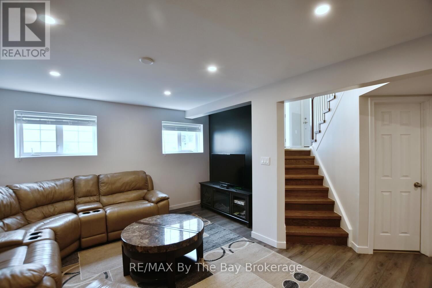 215 MONTREAL STREET Image 22