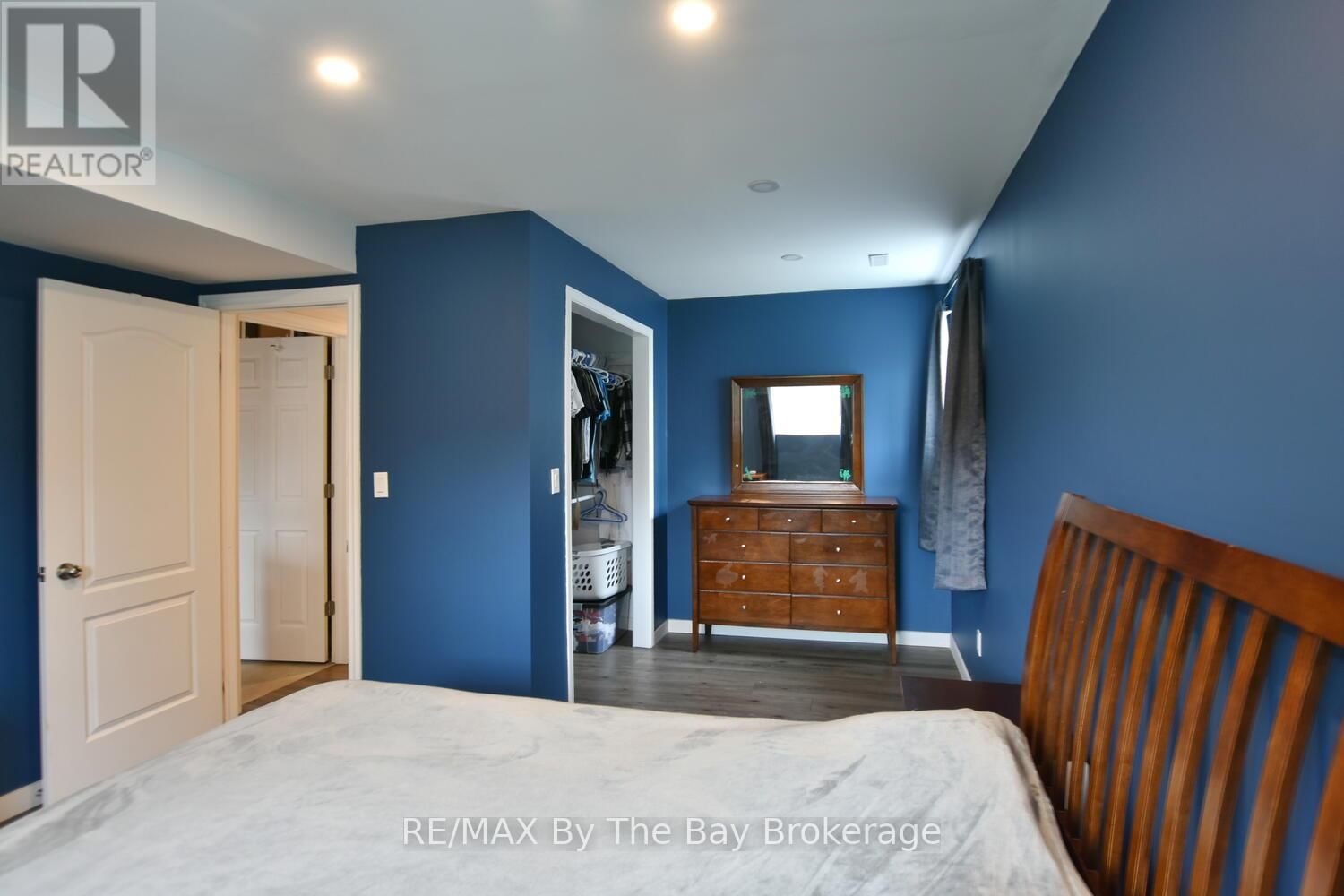 215 MONTREAL STREET Image 27