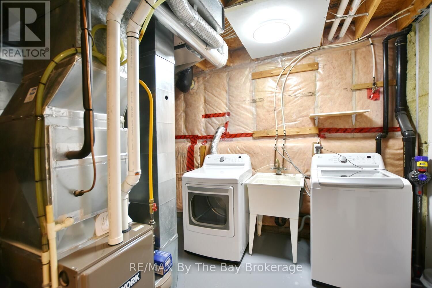 215 MONTREAL STREET Image 29