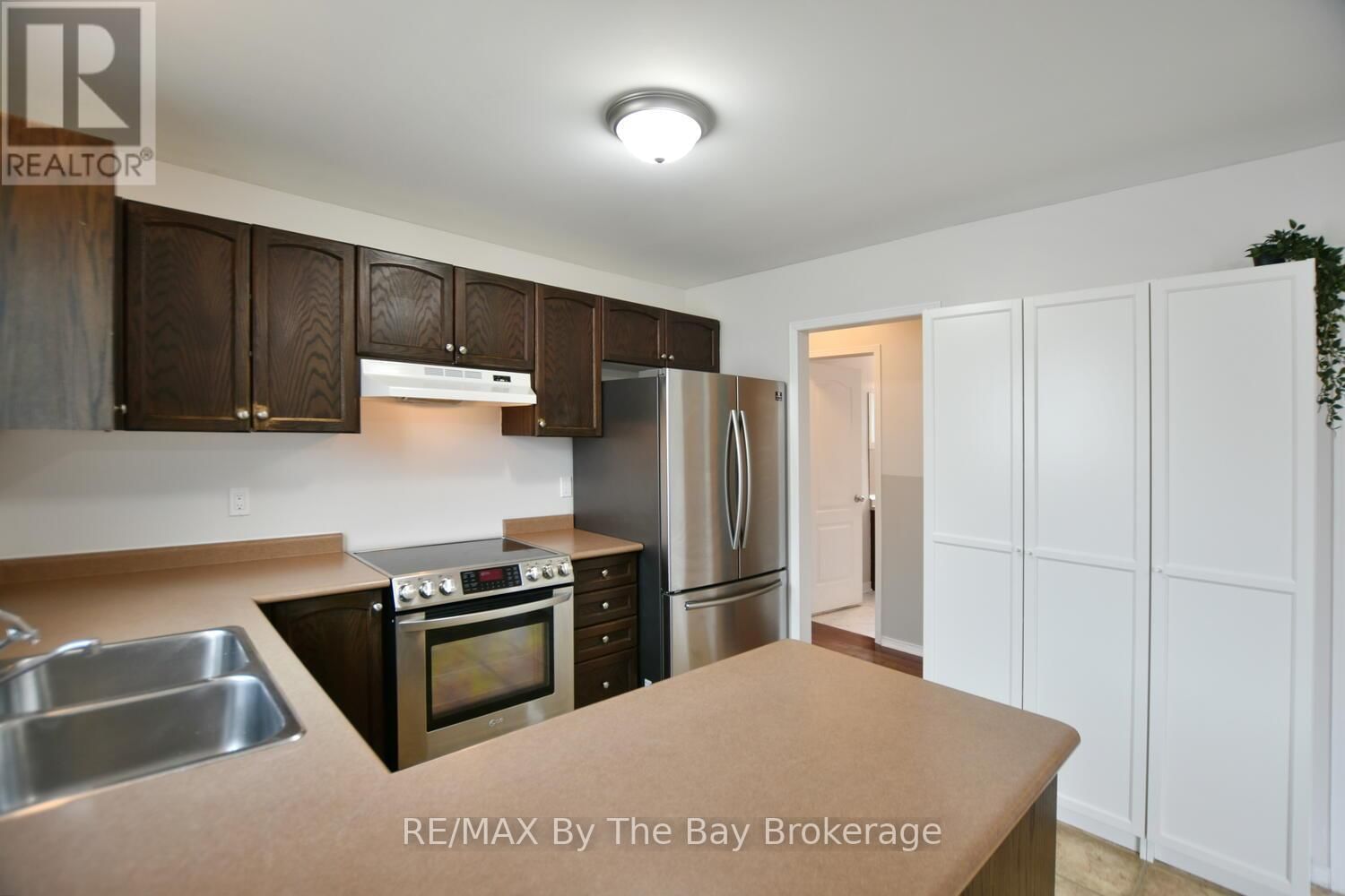 215 MONTREAL STREET Image 3