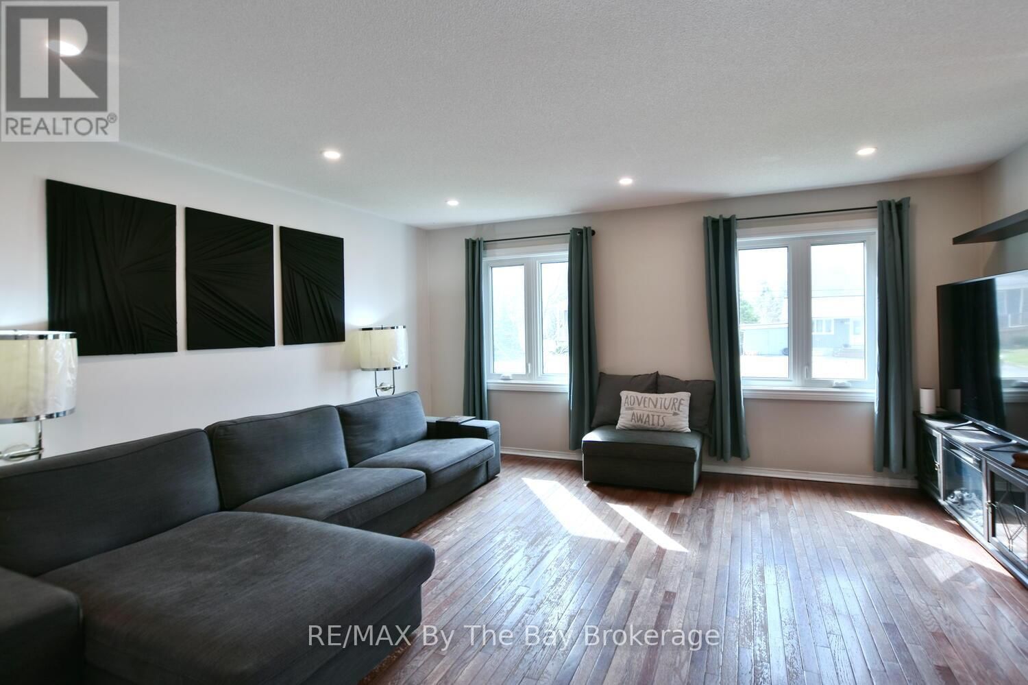 215 MONTREAL STREET Image 5