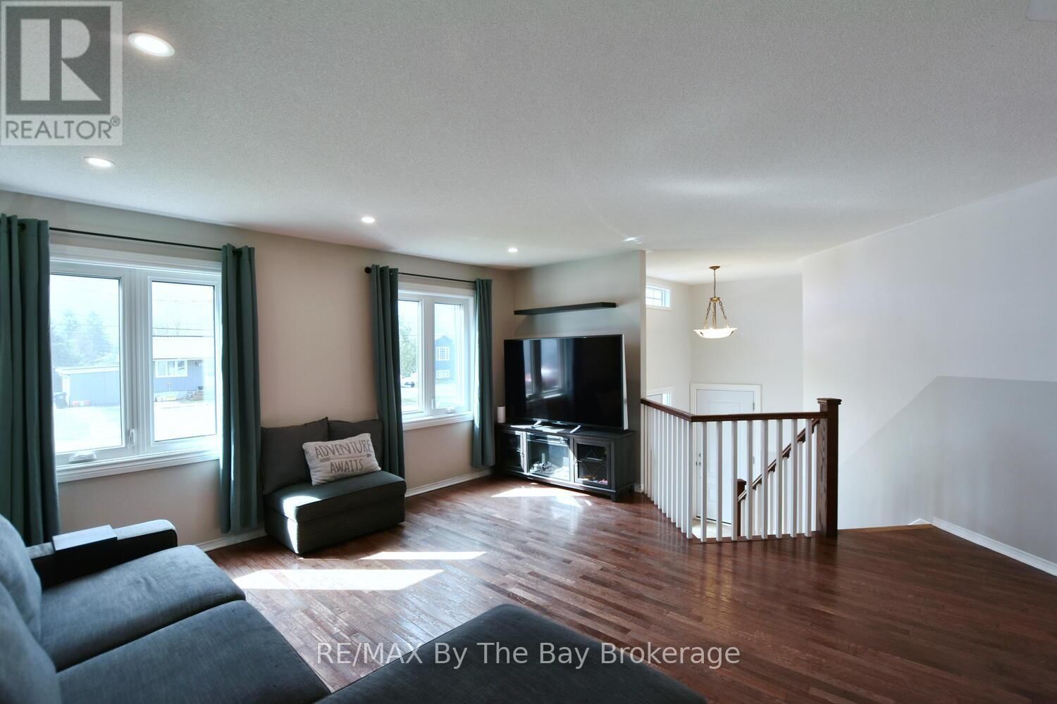 215 MONTREAL STREET Image 9