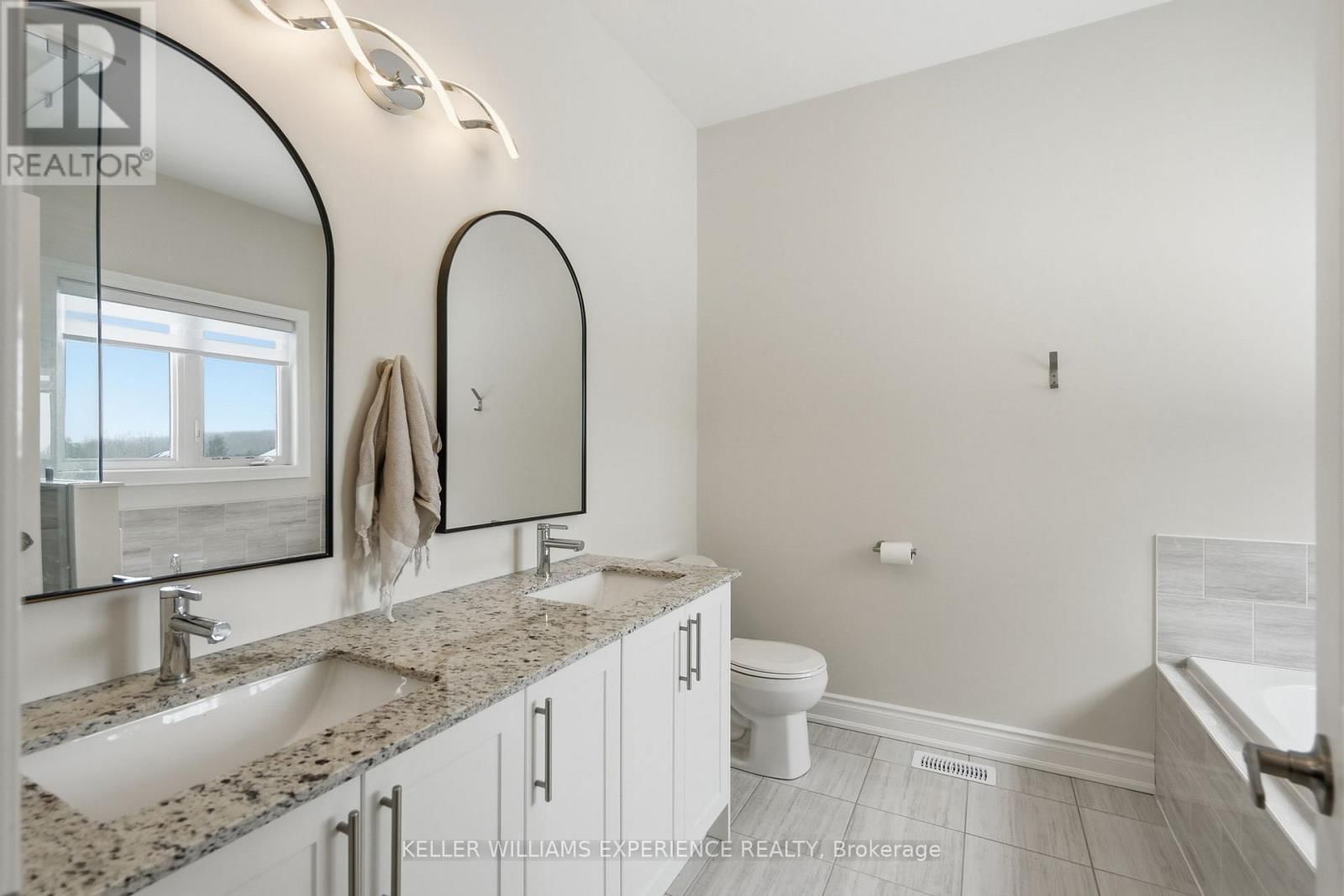 4 FOREST HEIGHTS COURT Image 33