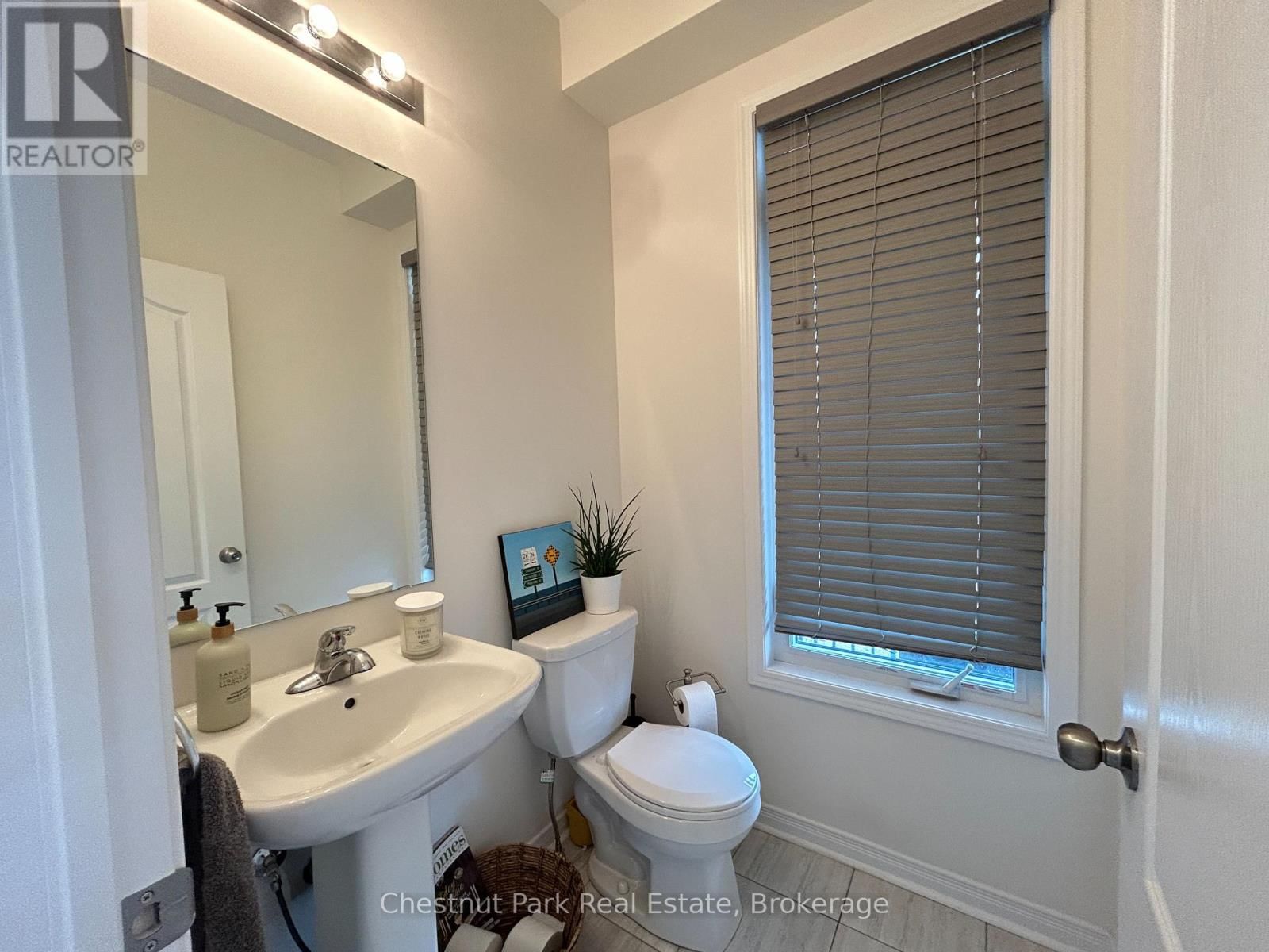 90 TRACEY LANE Image 15