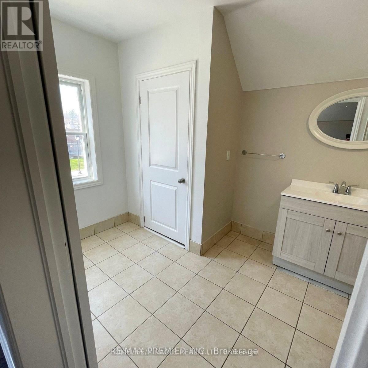 143 COLBORNE STREET WEST Image 12