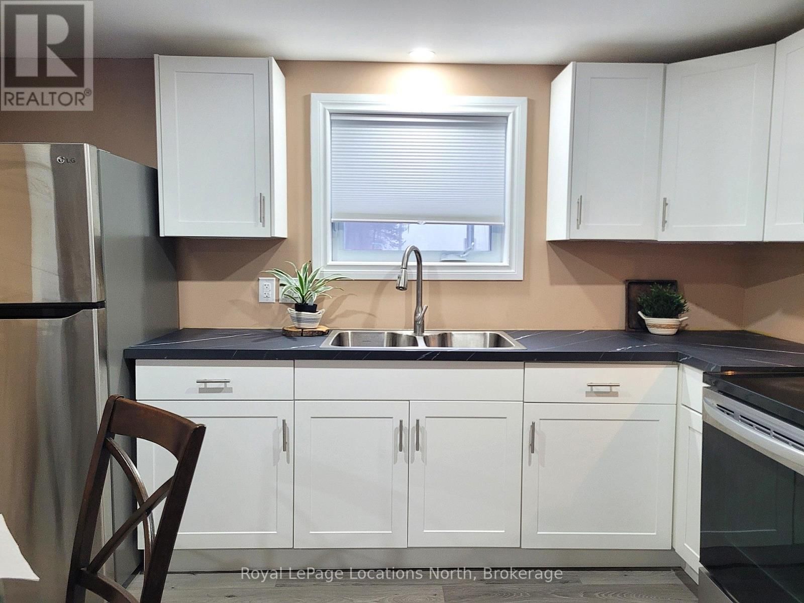 2045 RIVER ROAD WEST Image 10