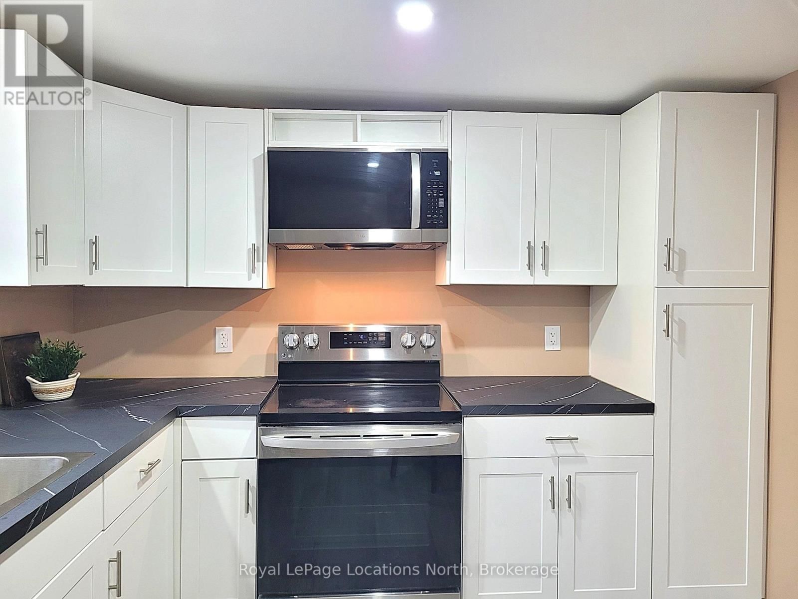 2045 RIVER ROAD WEST Image 11