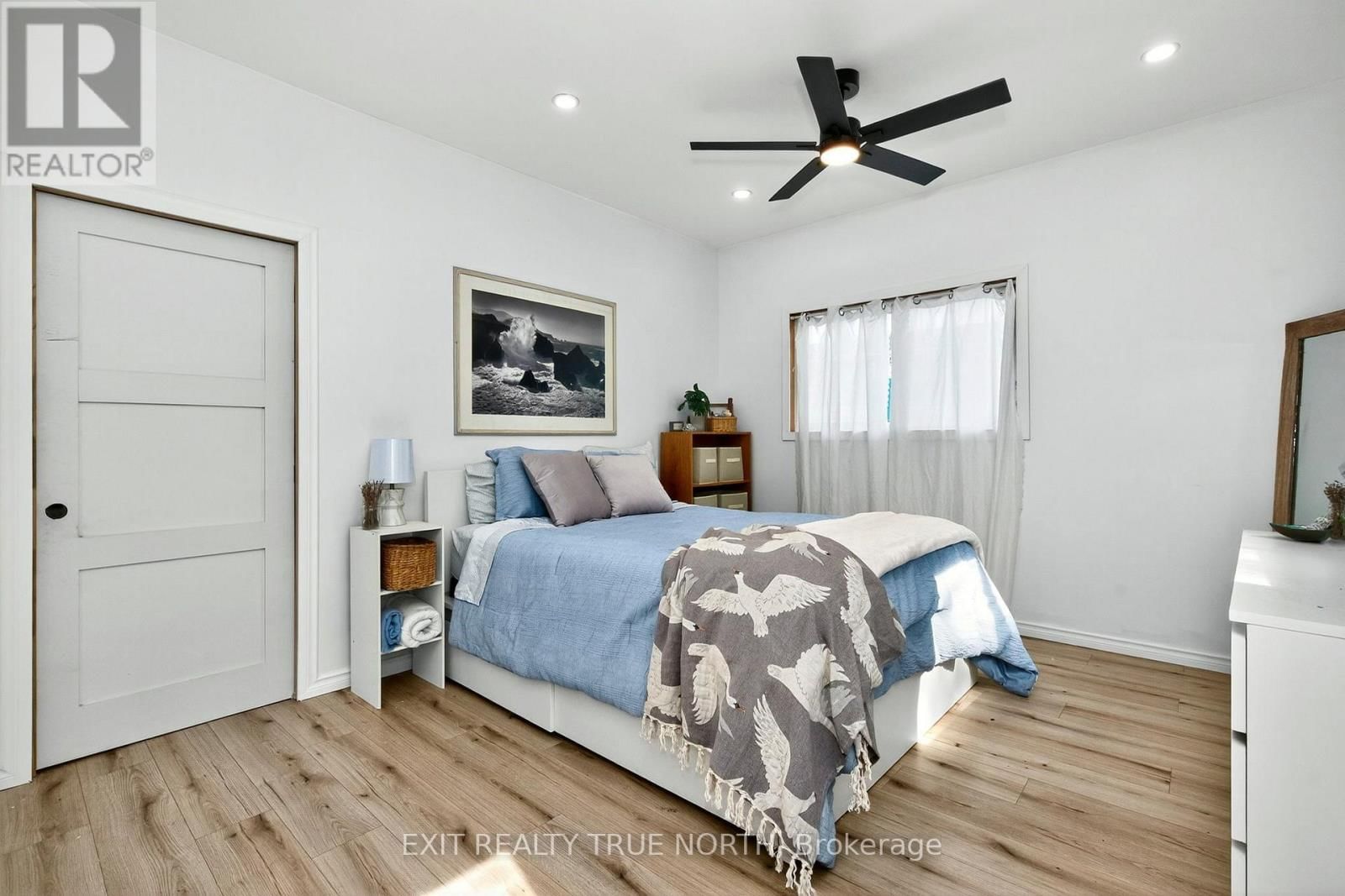 19 VIC'S ROAD Image 10