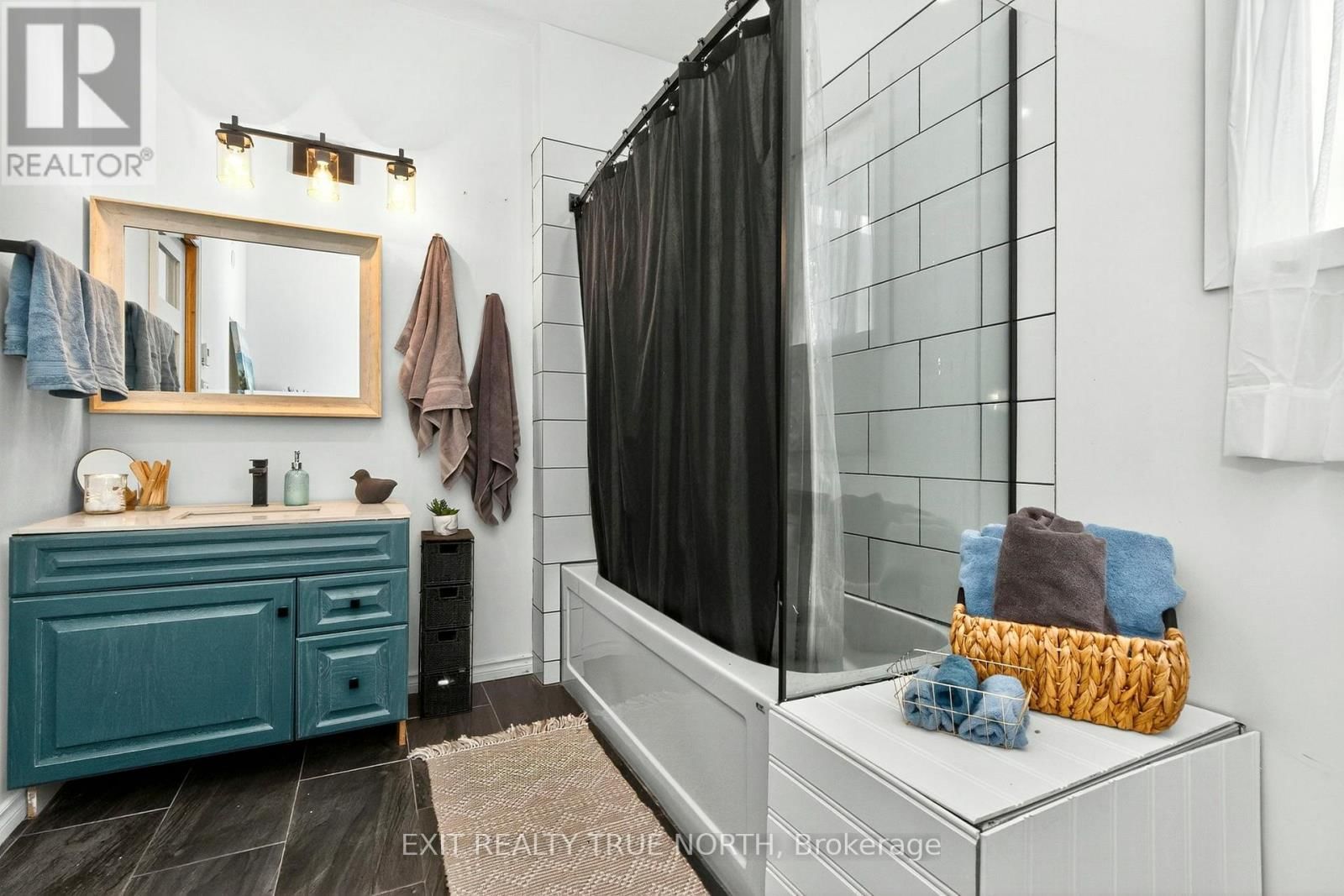 19 VIC'S ROAD Image 13