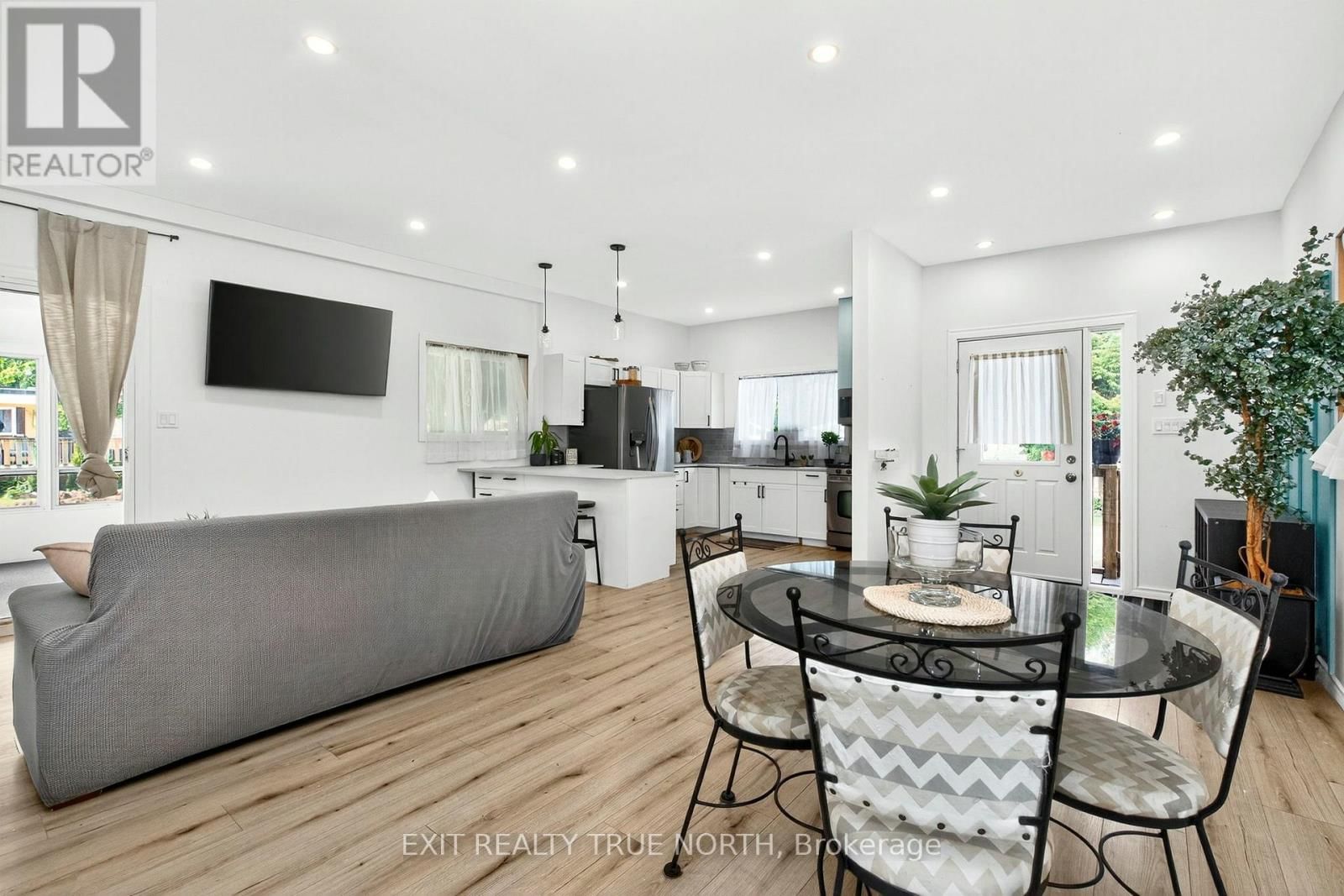 19 VIC'S ROAD Image 4