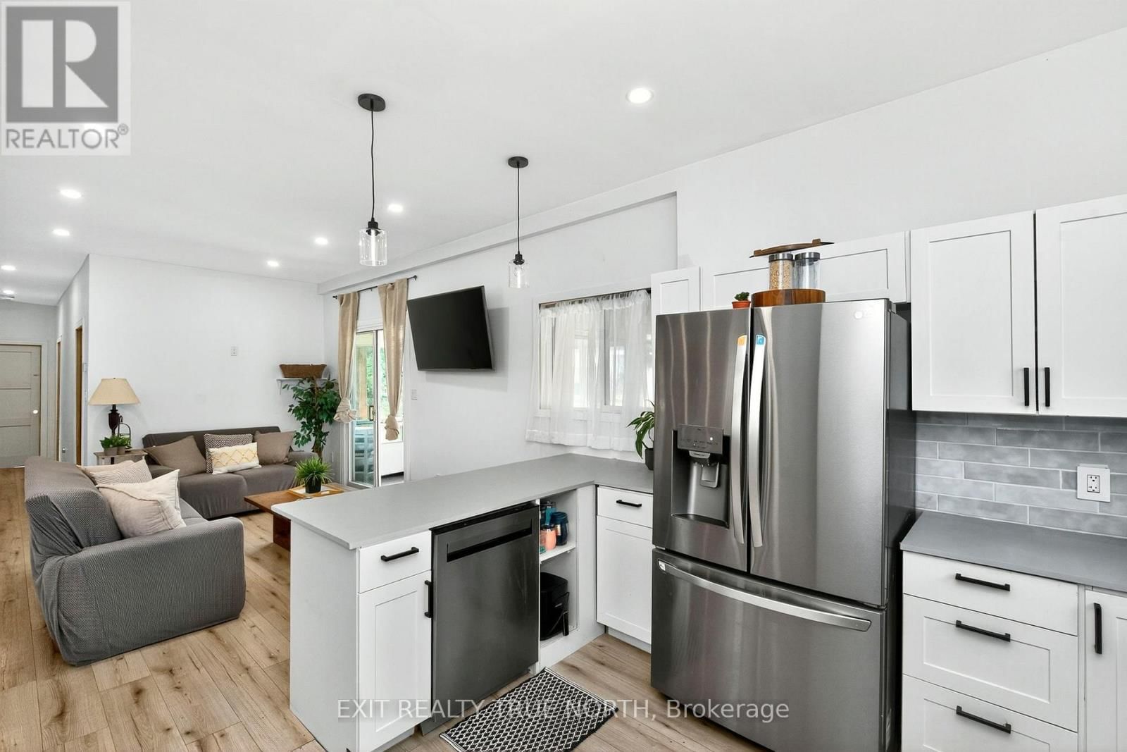 19 VIC'S ROAD Image 8