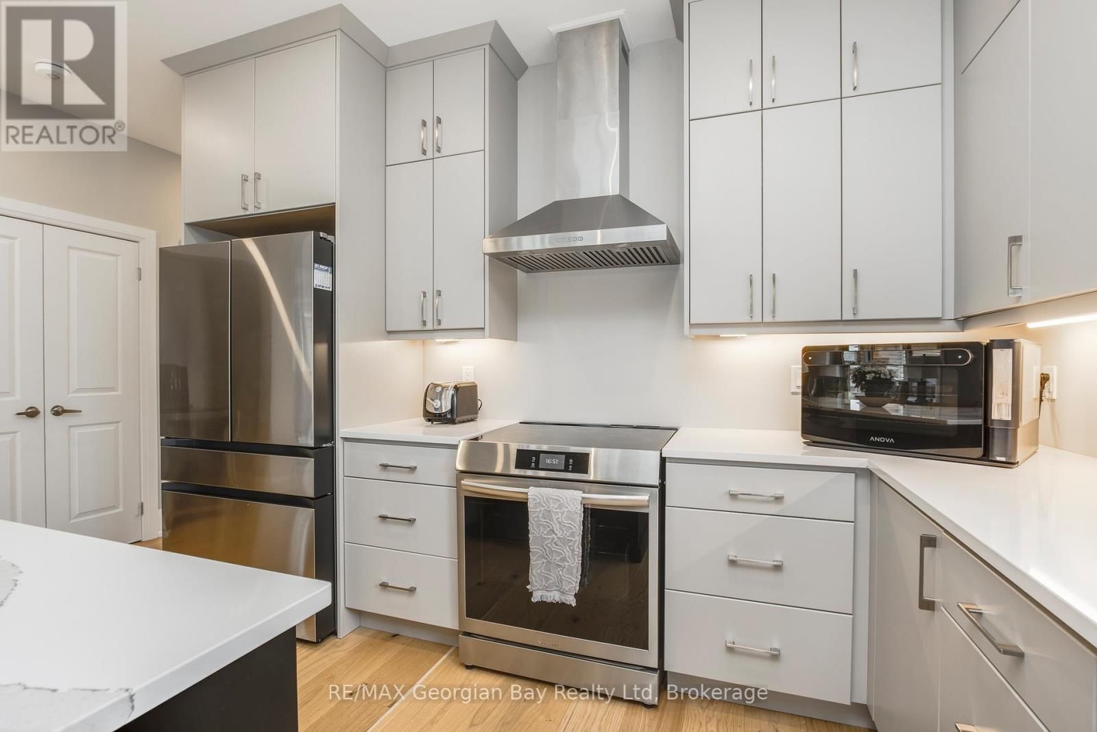 2 MAGAZINE STREET Image 8