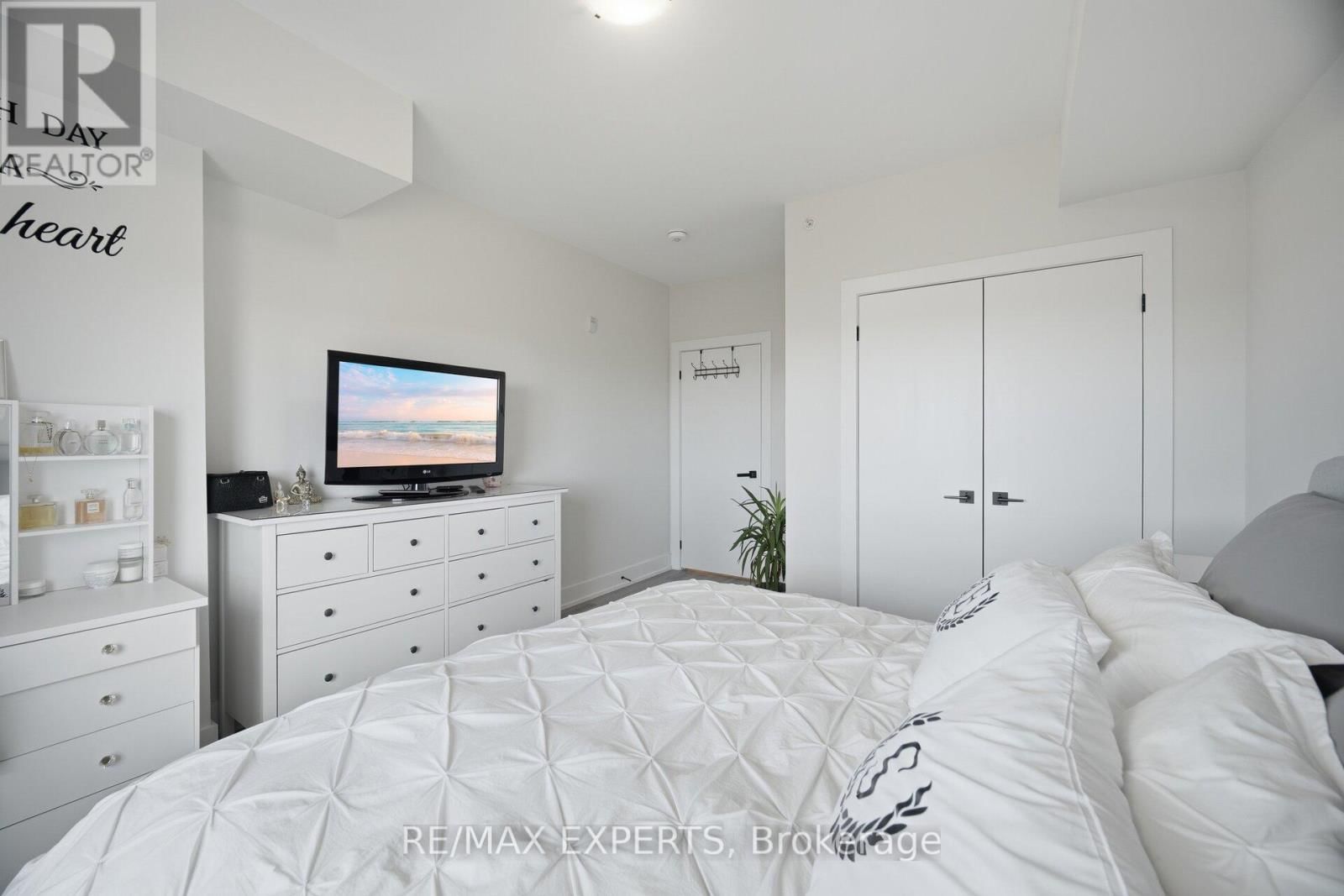 605 - 10 CULINARY LANE Image 17