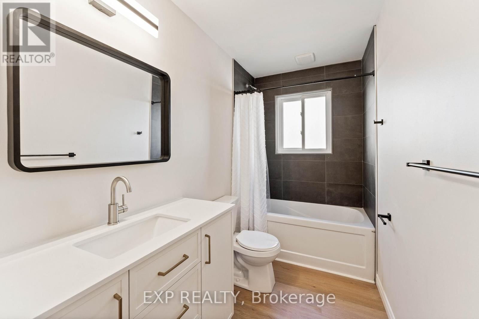 10 KINGS COURT Image 2