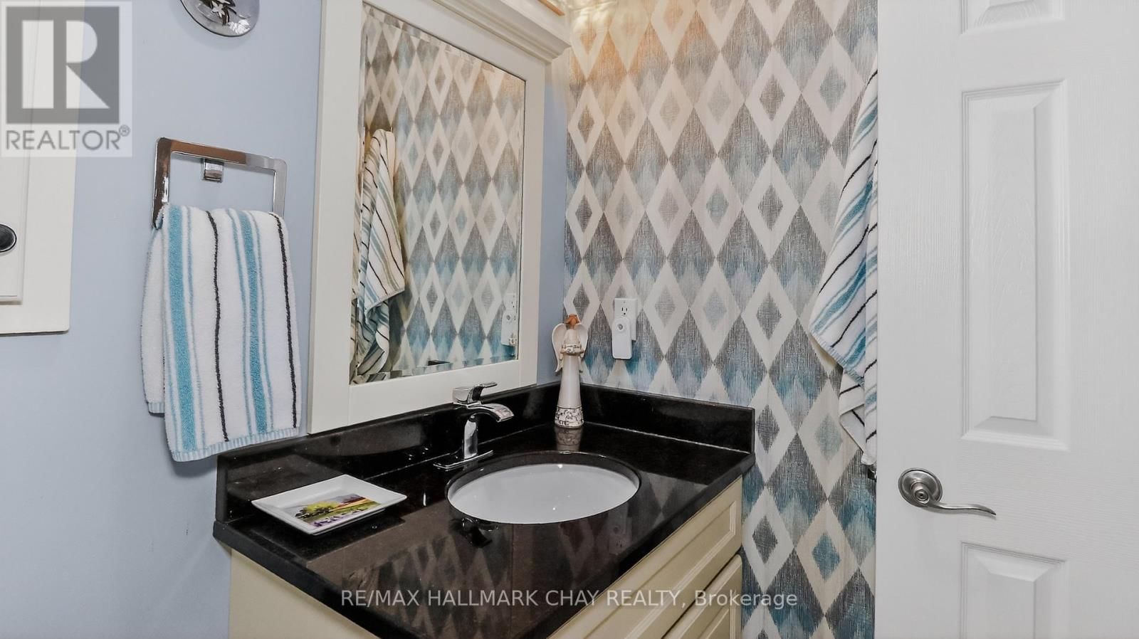 205 COUNTRY LANE Image 24