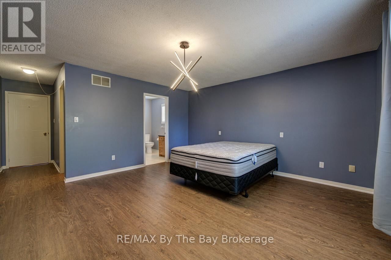 3 EVERGREEN CRESCENT Image 24