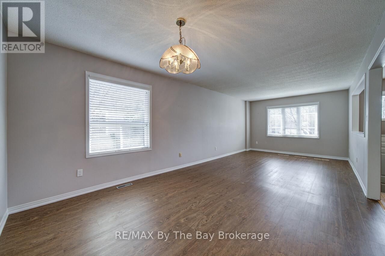 3 EVERGREEN CRESCENT Image 8