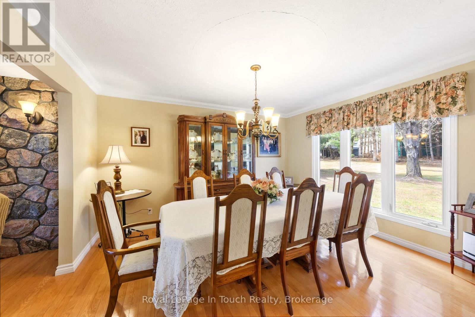 756 CHAMPLAIN ROAD Image 23