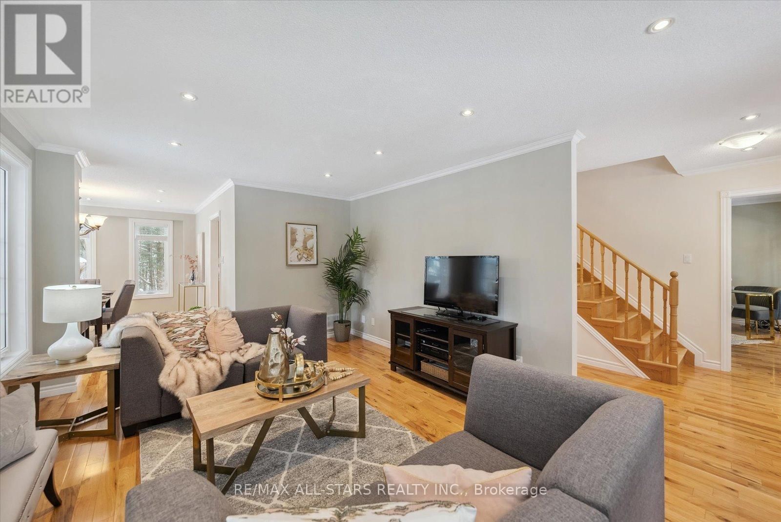 29 ROBERT BOULEVARD Image 10