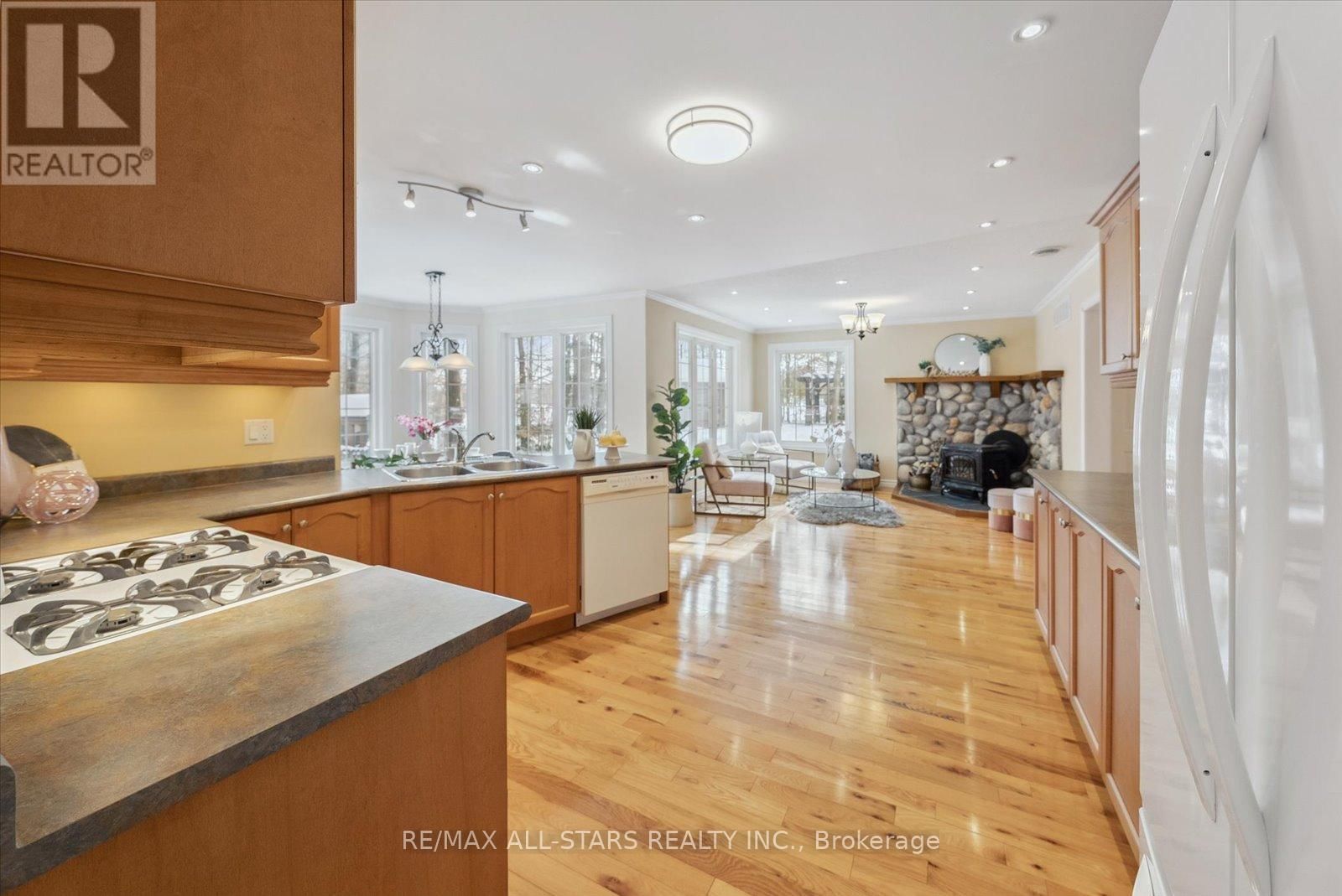 29 ROBERT BOULEVARD Image 14