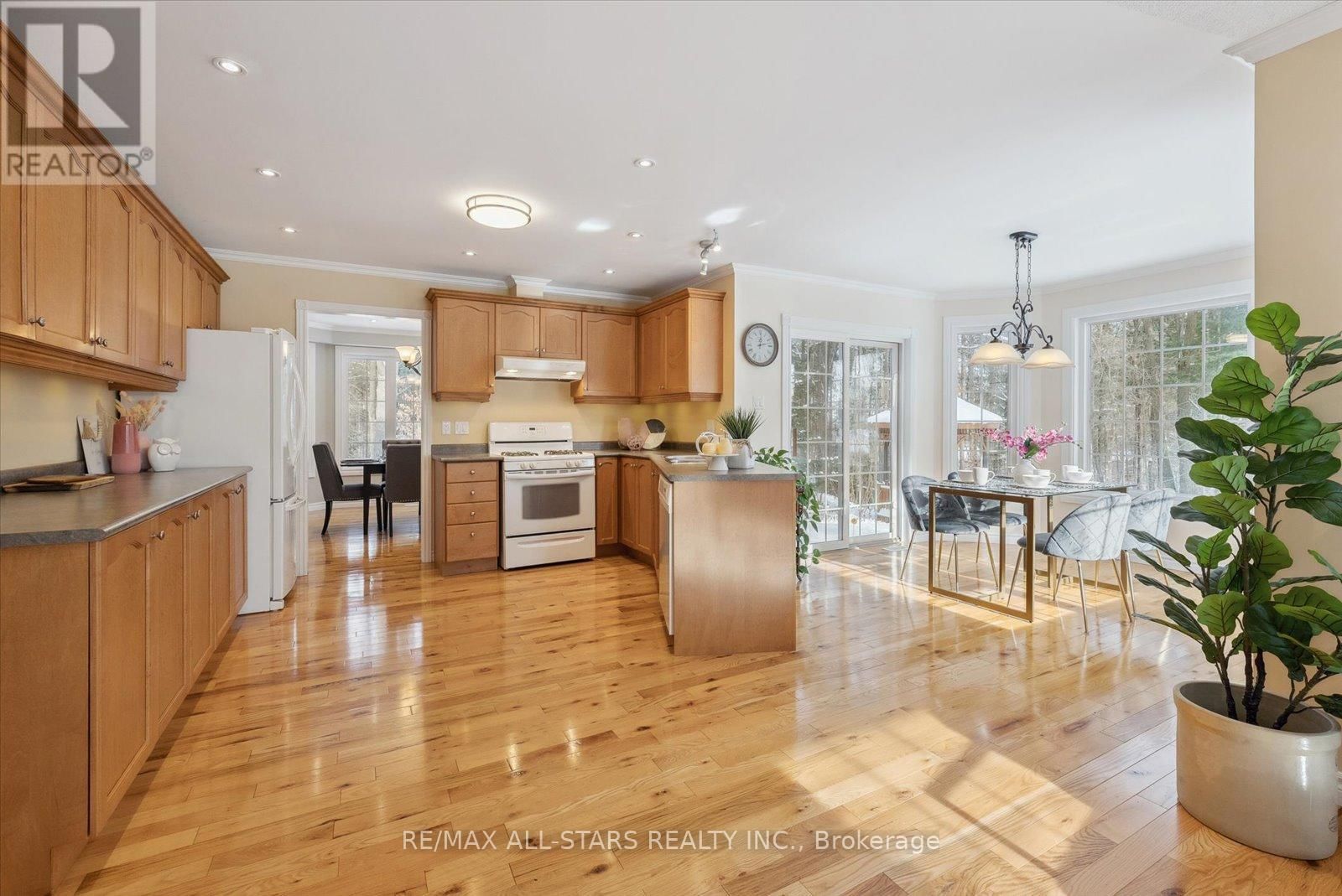 29 ROBERT BOULEVARD Image 16