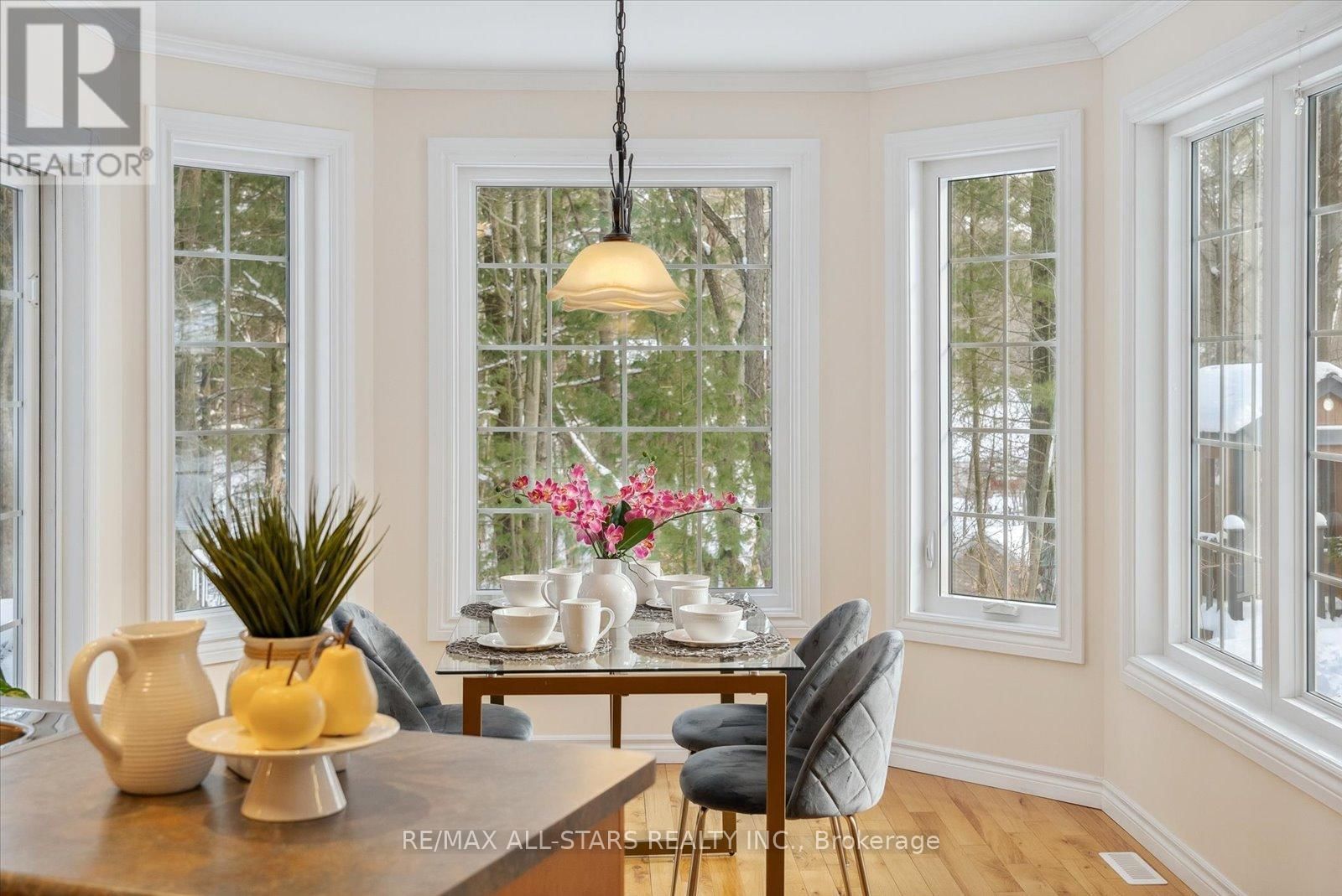 29 ROBERT BOULEVARD Image 17