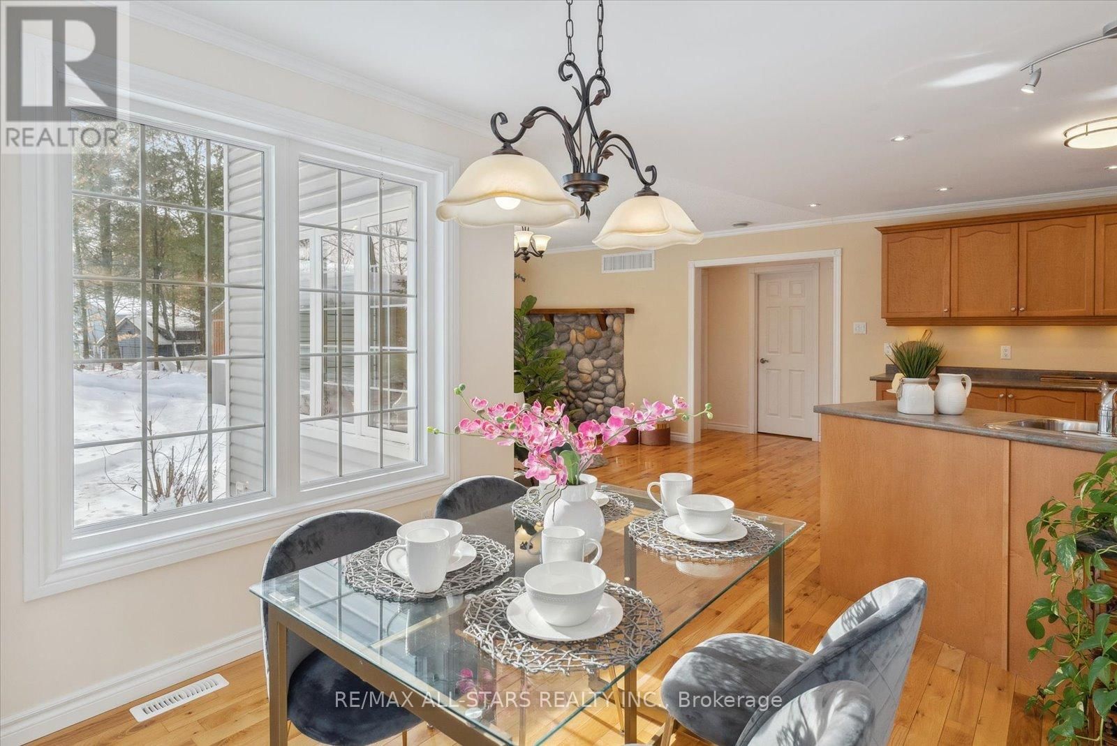 29 ROBERT BOULEVARD Image 18