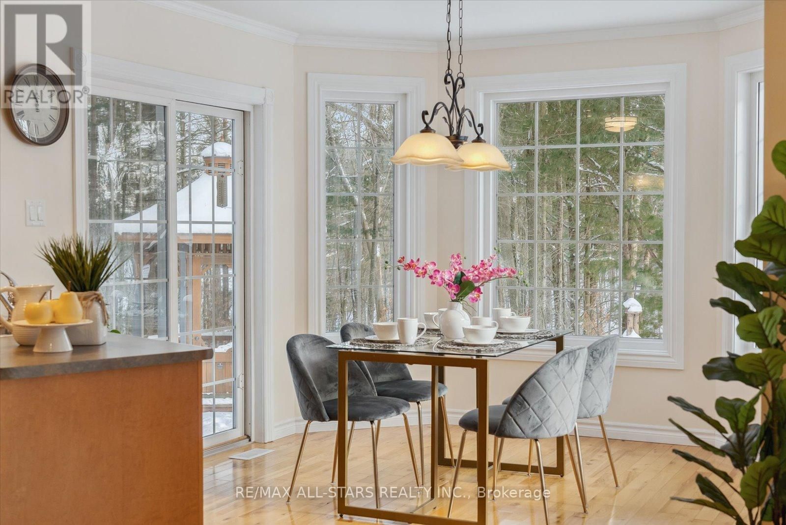 29 ROBERT BOULEVARD Image 19