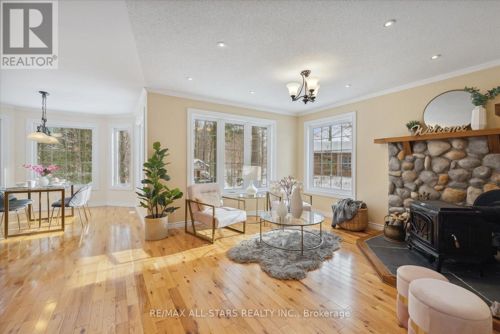 29 ROBERT BOULEVARD Image 20