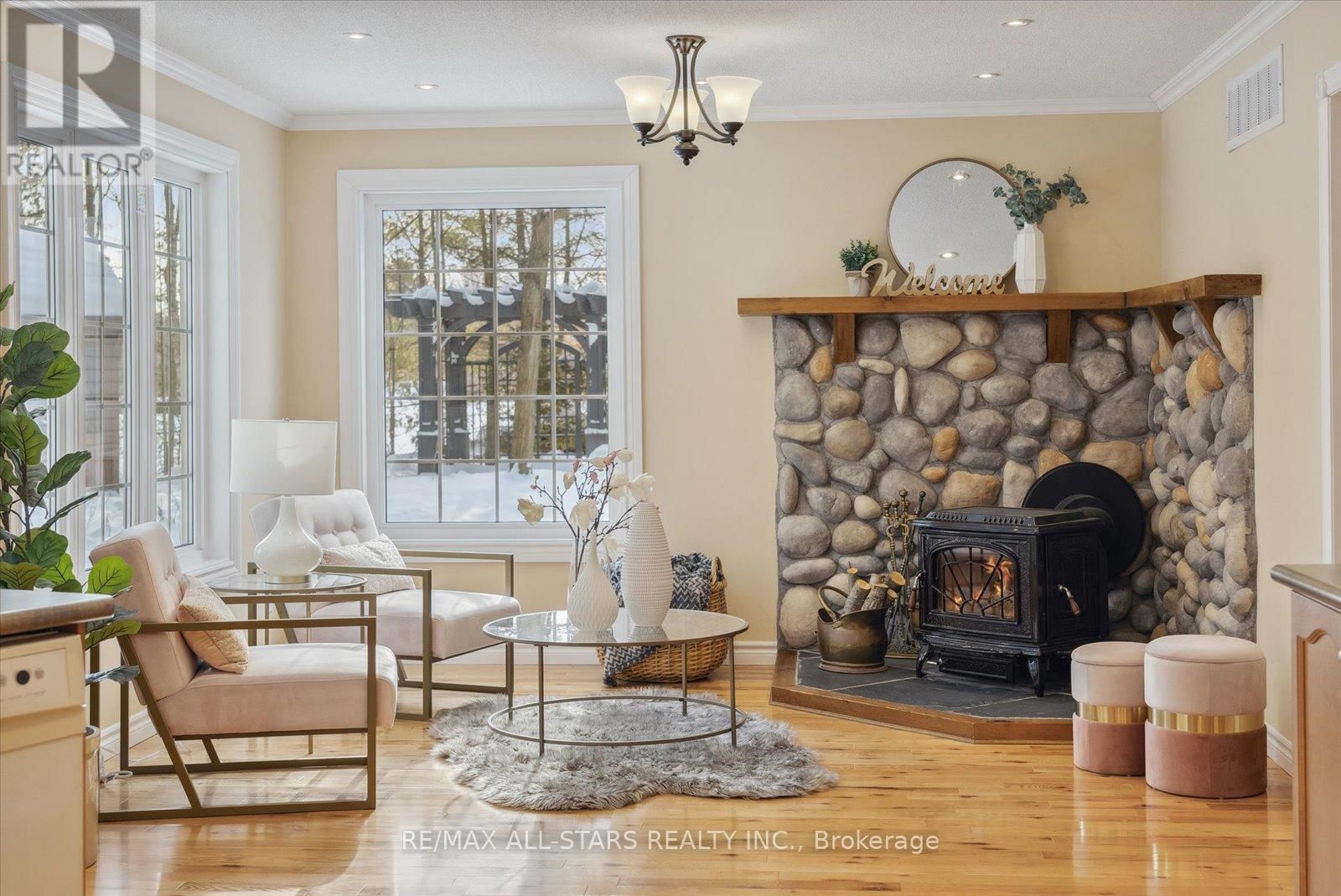 29 ROBERT BOULEVARD Image 21